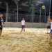 Ma non ci sono solo agonisti nel beach volley: in tanti lo praticano con il solo scopo di divertirsi e passare una bella serata in compagnia. Naturalmente in questo caso non ci sono regole: si gioca in squadre di quattro, cinque o sei, maschi e femmine insieme
